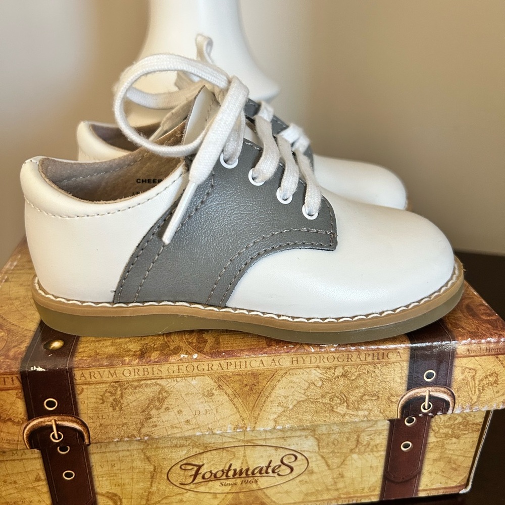 FootMates White and Gray Lace-Up Dress Shoes